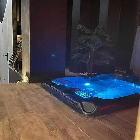 La Jacuzzi Et Sauna Privatif Hotel del amor *